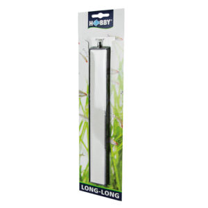 Le HOBBY Diffuseur Long-Long - 25 cm est un accessoire rectangulaire argenté pour aquarium, présenté sur une carte avec un fond de plantes aquatiques et des illustrations de petits poissons.