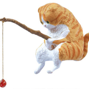 Chat orange et blanc assis tenant une canne à pêche avec une balle rouge suspendue, figurine SCAPHANDR.